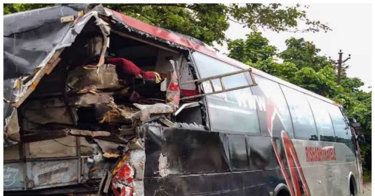 ईस्टर्न पेरीफेरल पर बस व ट्रक में टक्कर, 27 घायल एक की मौत